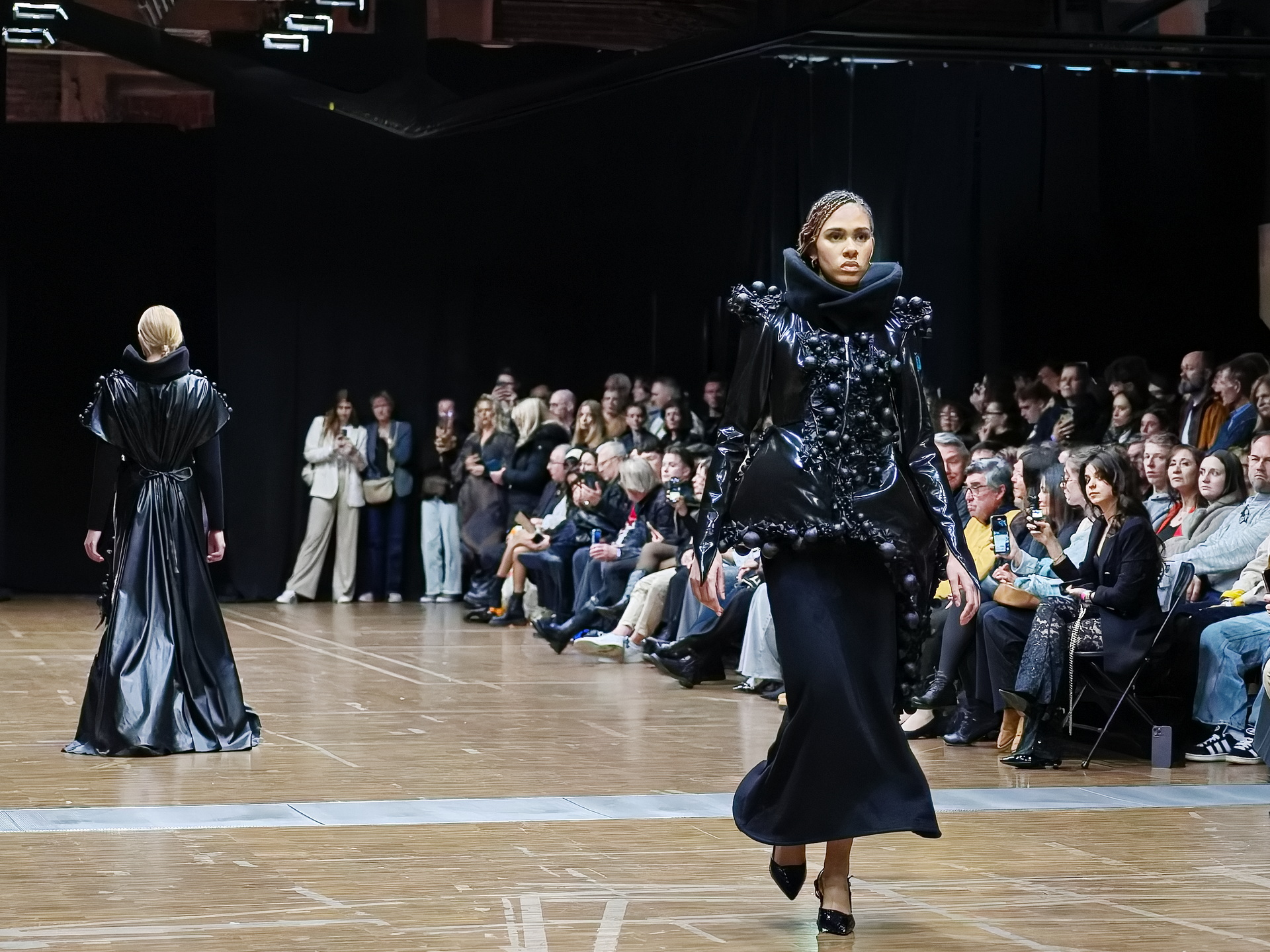 Das Bild zeigt ein schönes Fashion-Model bei der Modenschau des Fashion-Instituts Düsseldorf in der Classic Remise